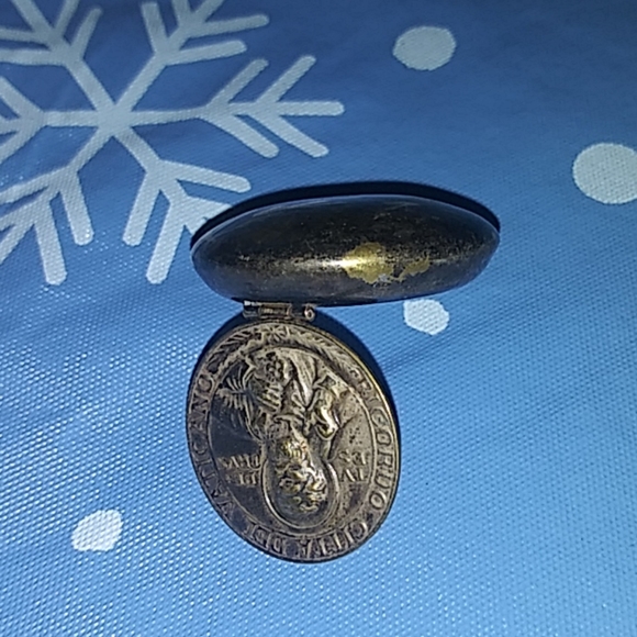 Religous locket stamped on back - Picture 4 of 5